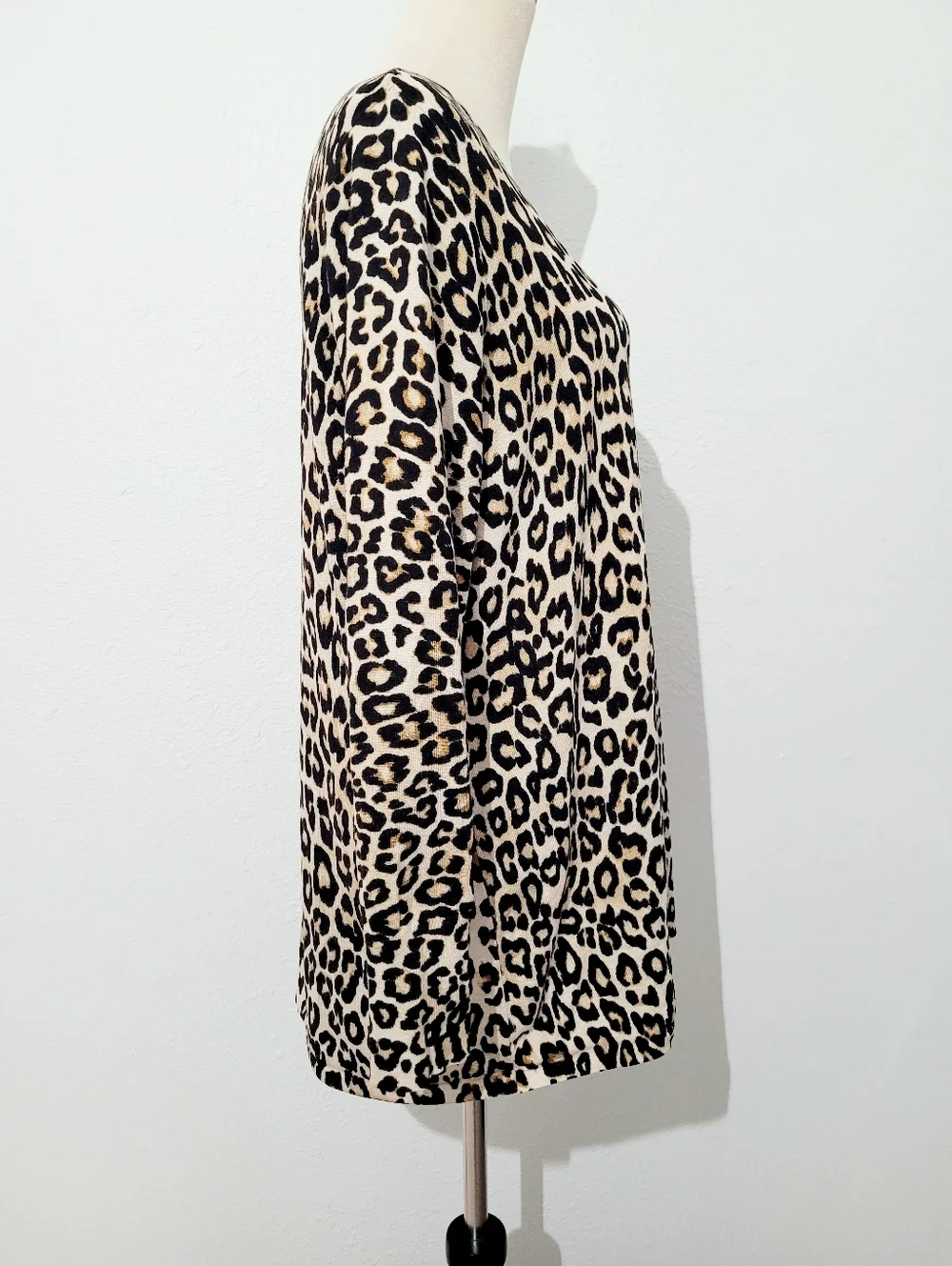 Chico’s Leopard Print Tunic Top Size Medium Animal Print Long Sleeve Stretch - Picture 4 of 11